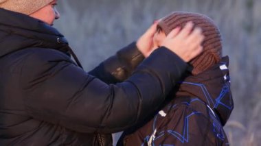 Oğluna bakan mutlu bir annenin yakın çekimi..