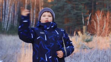 Mutlu çocuk gökyüzüne elini uzatır, oynar ve konuşur..