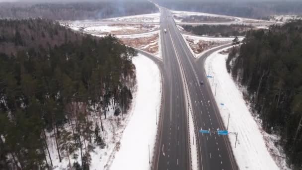 Traversant avec une grande jonction routière, les voitures vont dans la direction opposée. — Video