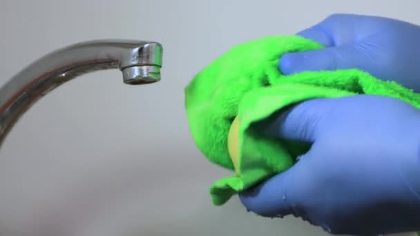 Guanto mani maschili asciugare un limone giallo con un asciugamano verde. — Video Stock