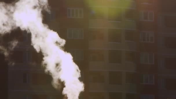 Kouř stoupá v úzkém bílém potoce na pozadí domu — Stock video