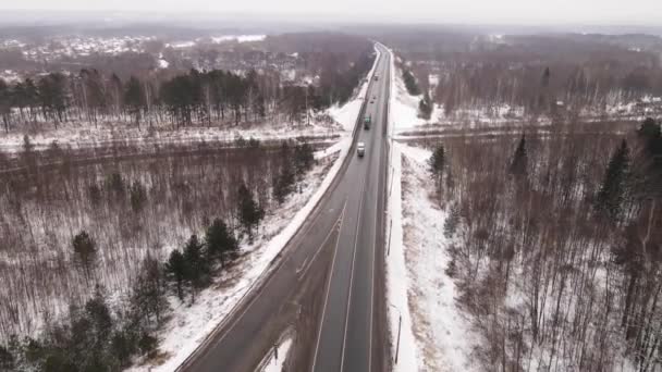 Une section droite de la route avec une branche sur le côté, des véhicules en mouvement rapide. — Video