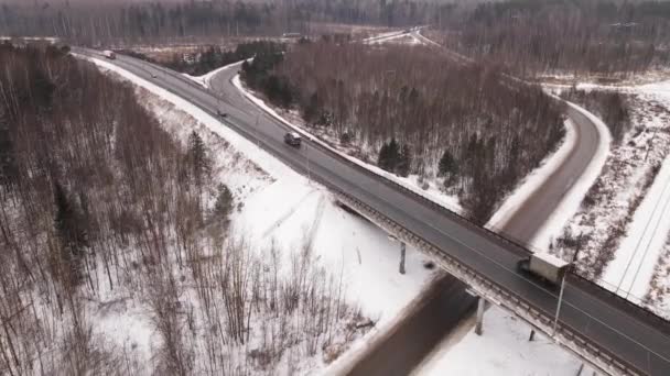 Un tratto di strada con un ponte e un bivio arrotondato, le auto si muovono velocemente — Video Stock