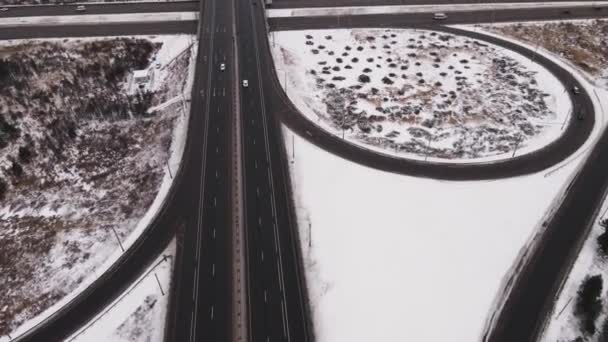 Persimpangan dengan persimpangan jalan melengkung, mobil pergi ke arah yang berlawanan. — Stok Video