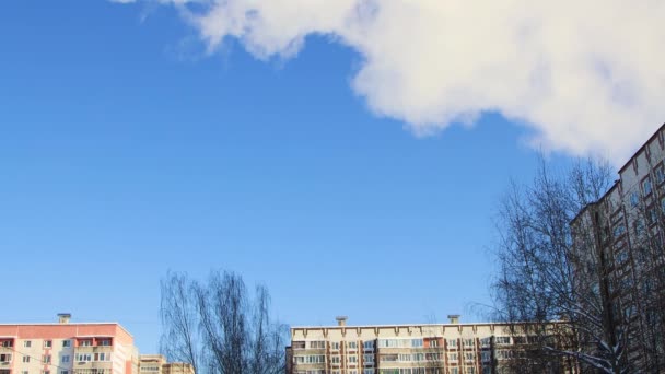 Fluffy, white cumulus clouds move smoothly and quickly over the house. — Stock Video