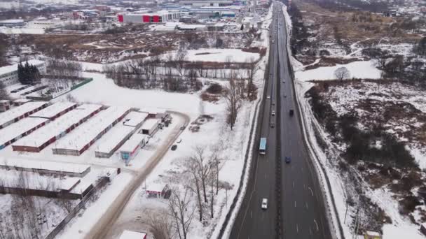 Geradeaus lange Straße mit wenigen Autos, die schnell und präzise fahren. — Stockvideo