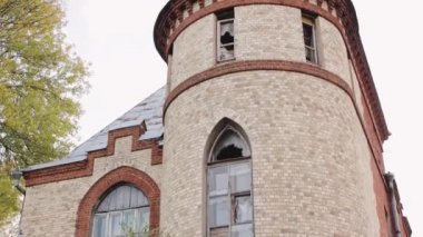 Kırmızı ve beyaz taştan yapılmış yuvarlak bir kulede aşağıdan yukarıya panorama.