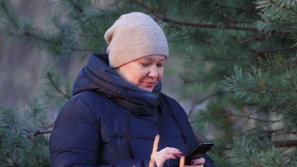 Mutlu genç kadın parmağını telefon ekranında gezdiriyor.. — Stok video
