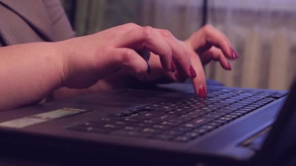 Удалённая женщина-репетитор печатает задание на удалённом компьютере.. — стоковое видео