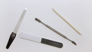 Turuncu sopa, kazıyıcı ve tırnak törpüleri animasyonla masadan kayboluyor..