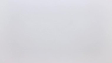 Masada bir sökücü, makas, makas ve tırnak dosyaları belirir.