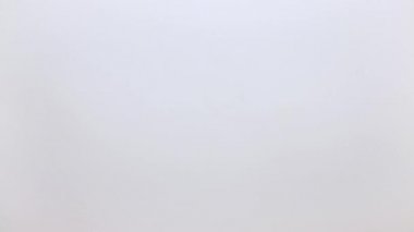 Masada beş turuncu çivi ve tırnak içi çubuğu canlanıyor.. 