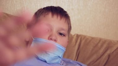 Tıbbi maske takan mutlu, rahat çocuk, dinleniyor., 