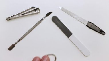 Çıkartma makinesi, makas, makas ve tırnak törpüsü masadan kaybolur.. 