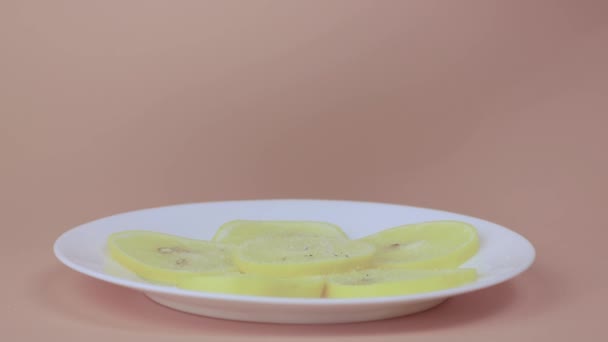 Un cucchiaino spruzza le zeppe gialle di limone con caffè macinato nero. — Video Stock