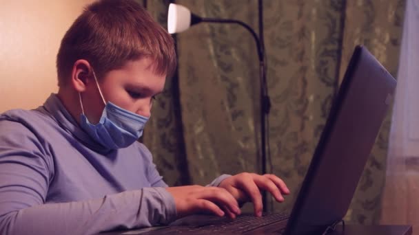 一个男孩在家里上网学习，给他上了一堂打字的课 — 图库视频影像