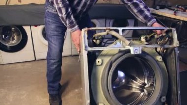 Kişi cihazı arka tarafıyla açar ve ayrıntıları gösterir.