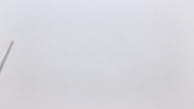 El masaya büyük, küçük bir makas, tırnak makası koyar..