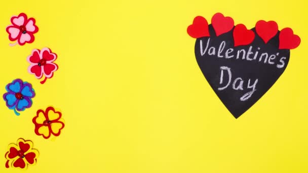 Corazón bailando con la inscripción San Valentín, junto a las hojas de trébol — Vídeo de stock