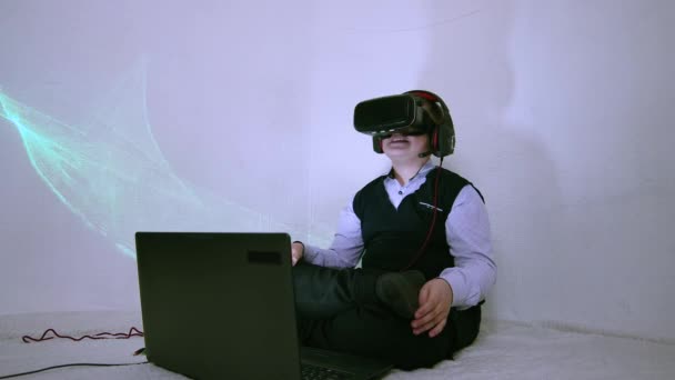 Happy boy in augmented reality headset plays claps and laughing. — Stok Video