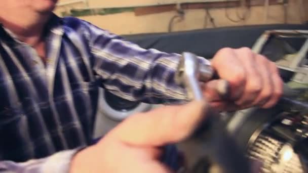 Muž používá klíč na zásuvky k otevření šroubů s dexterovým pohybem — Stock video