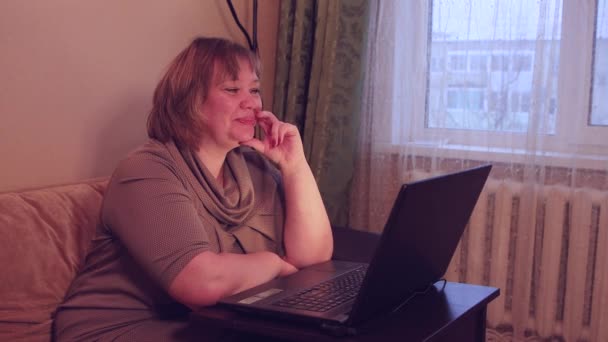 Zdalny nauczyciel kobieta konferencja połączenie na laptopie komunikacji z uczniem. — Wideo stockowe
