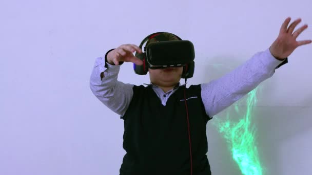 Ein Junge mit Augmented-Reality-Headset und Kopfhörern spielt Rkami im All. — Stockvideo