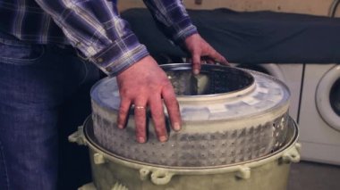 Adam çamaşır makinesinden varili çıkardı.. 