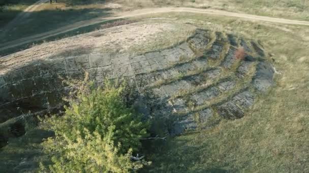 Bird-eye zicht op de oude dam weg van het reservoir. — Stockvideo