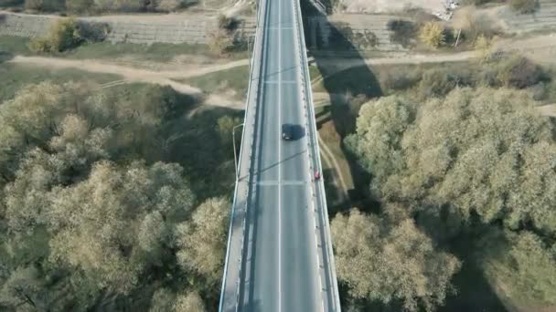 Guidare su una strada stretta da una vista a volo d'uccello — Video Stock