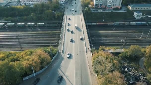 Die Stadtbrücke am Morgen über die Eisenbahn, Autos bewegen sich aktiv. — Stockvideo