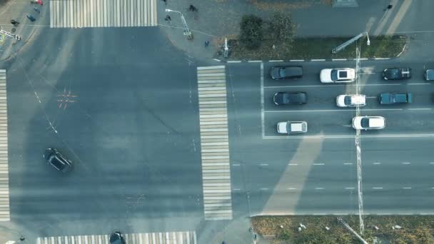 Široká křižovatka silnic ráno, auta stojí na semaforu. — Stock video