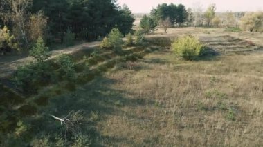 Su deposundan uzakta eski barajın kuş bakışı görüntüsü.