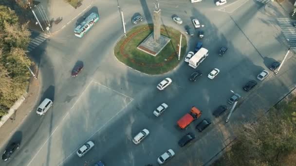 A estrada circular da cidade pela manhã, os carros estão dirigindo ativamente. — Vídeo de Stock