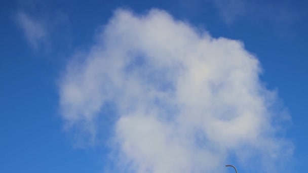 Błękitne niebo i dym jak puszyste, białe chmury cumulus. — Wideo stockowe