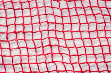 Kırmızı güvenlik ağı karın üzerinde düz duruyor..