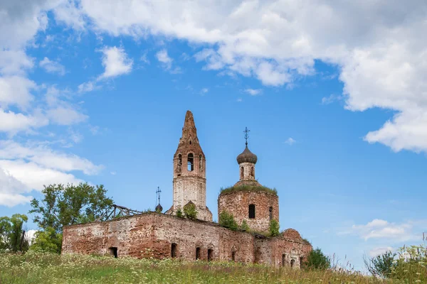 Antik, mavi gökyüzüne karşı Cherkov 'u yok etti.