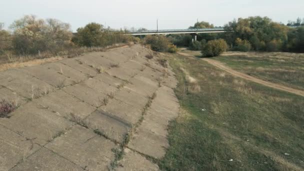 Gros plan vue aérienne du vieux barrage loin du réservoir. — Video