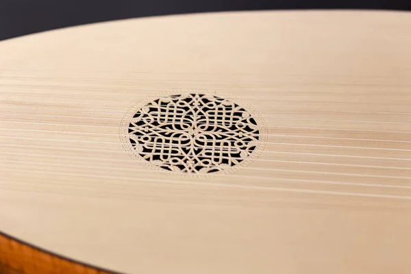 Lavta enstrümanının oyulmuş rezonatörüyle ses panosunun yakın plan görüntüsü..