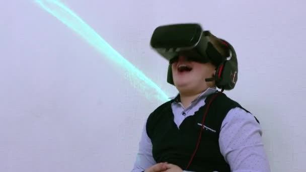 Le garçon au casque de réalité augmentée rit et ouvre grand la bouche. — Video