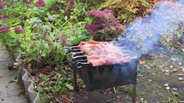 Kuzu barbeküsü kızgın kömürde kızarır ve ızgarada duman olur..