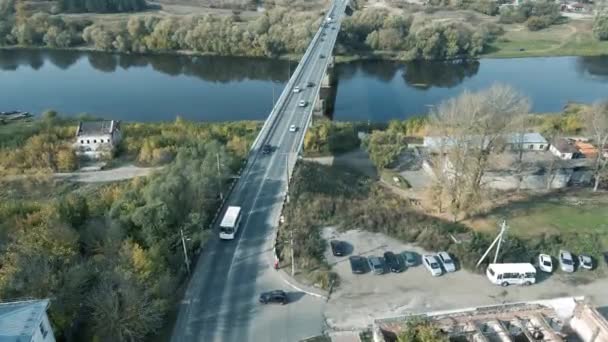 Doprava na dvouproudovém silničním mostě z ptačí perspektivy. — Stock video