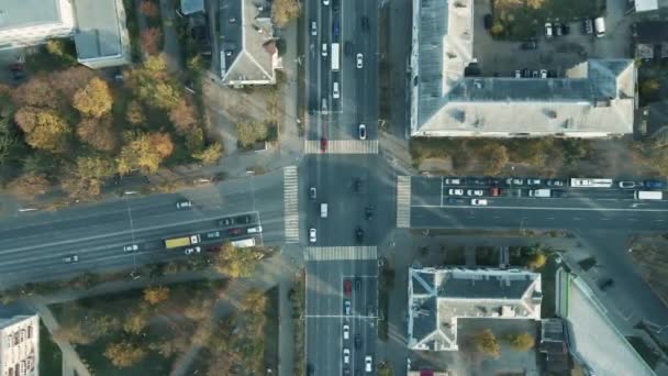 Una amplia intersección de carreteras de la ciudad por la mañana una gran cantidad de coches de pie y van — Vídeo de stock