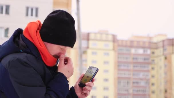 Ein Geschäftsmann mit Bart und Schnurrbart bestellt online ein Taxi. — Stockvideo