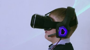 Profilde büyümüş gözlüklü bir çocuk dans ediyor ve kollarını hareket ettiriyor.. 