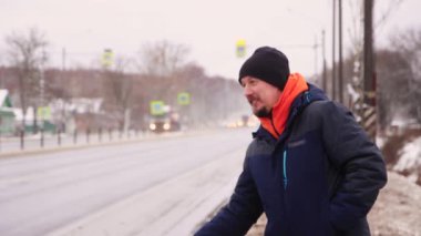 Neşeli bir adam elini kaldırır, yolda bir yolculuğa çıkar..