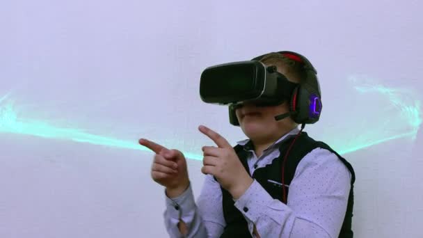 Мальчик в шлеме дополненной реальности быстро касается виртуальных объектов. — стоковое видео