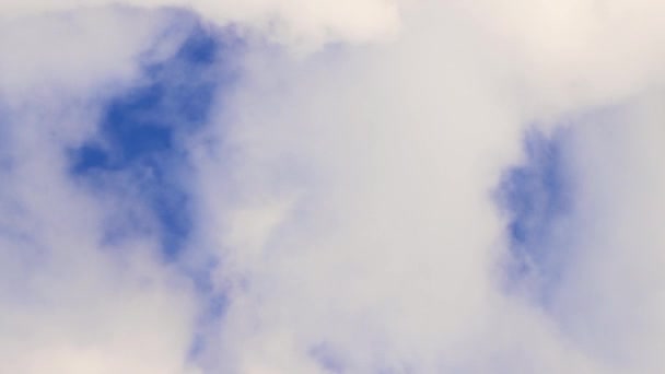 Fumée dense blanche solide contre un ciel bleu sous forme de nuages cumulus rapides. — Video