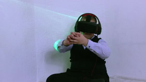 Een jongen in augmented reality helm speelt in de virtuele wereld. — Stockvideo