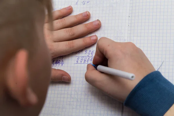 Мальчики с шариковой ручкой решают математический пример крупным планом.. — стоковое фото